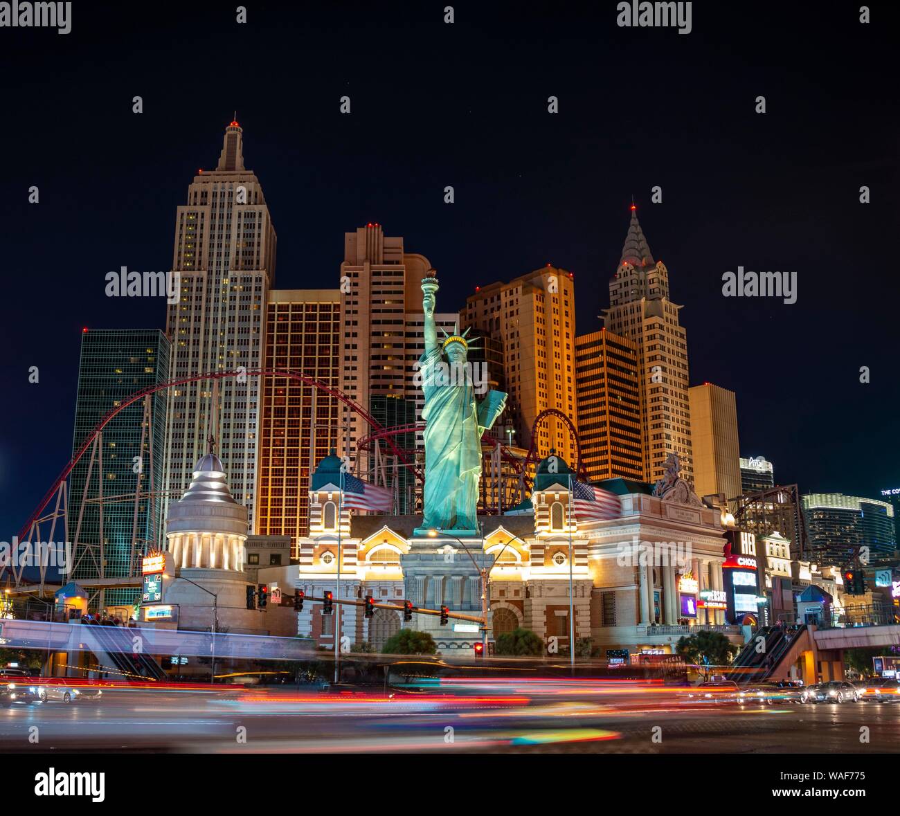 New York New York Hotel und Kasino in der Nacht, leichte Spuren, Las Vegas Strip, Las Vegas, Nevada, USA Stockfoto