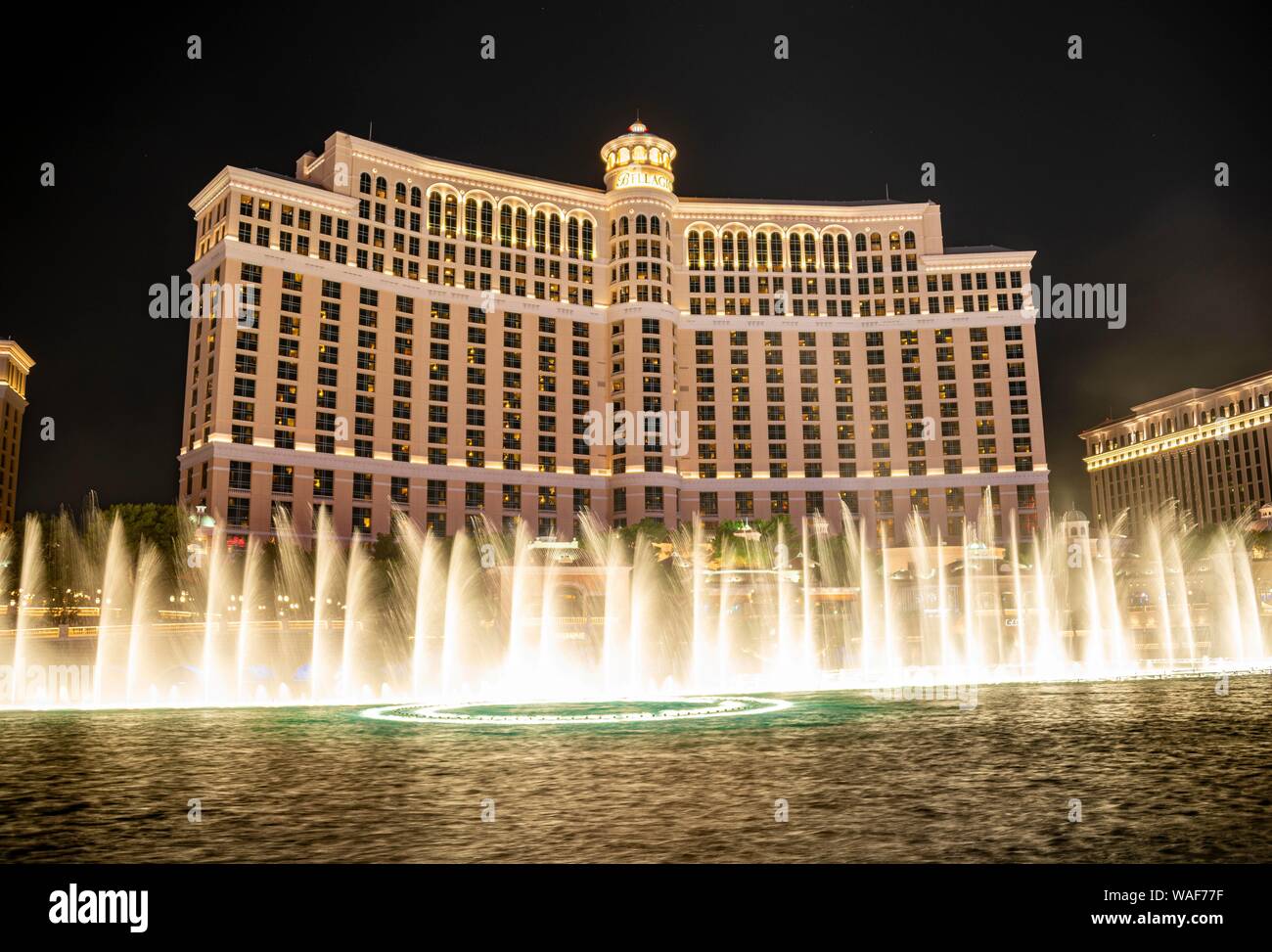 Beleuchtete Springbrunnen vor dem Bellagio Hotel bei Nacht, hotel, Las Vegas Strip, Las Vegas Boulevard, Las Vegas, Nevada, USA Stockfoto