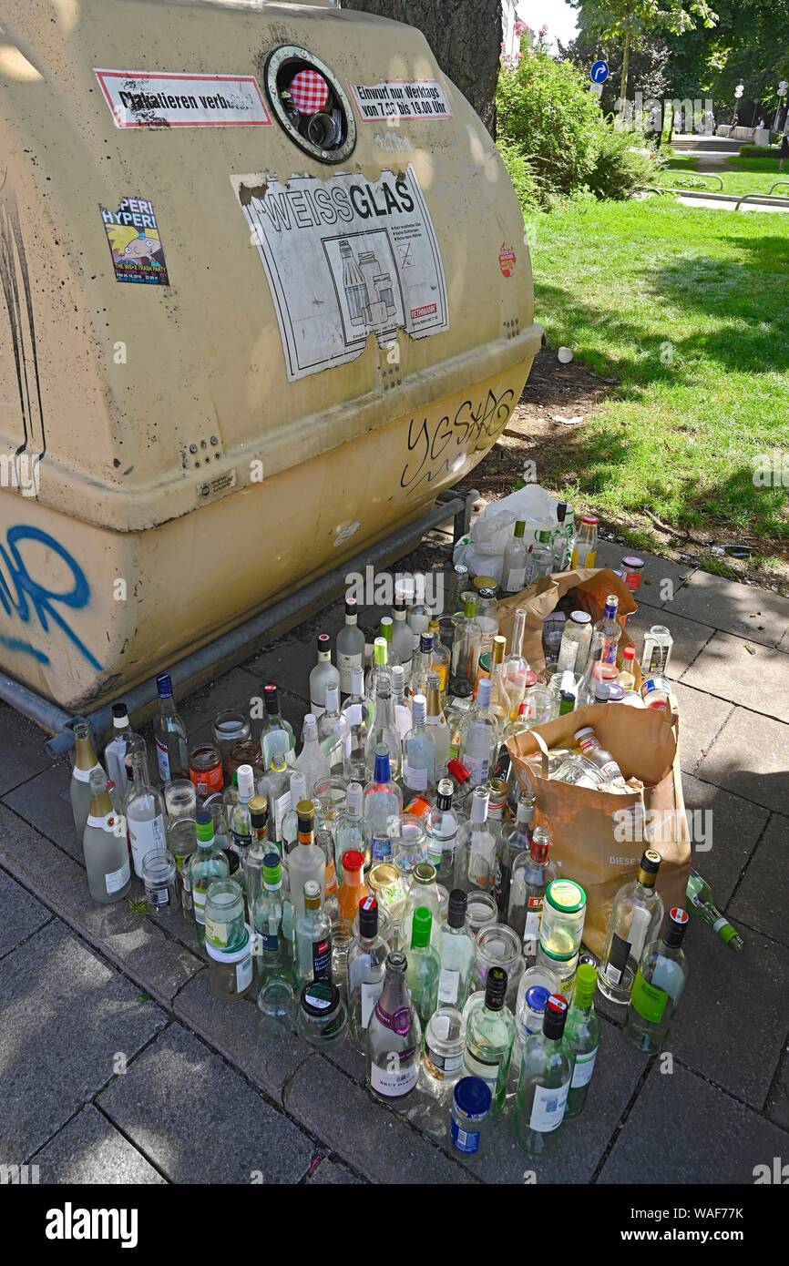 Überfüllt Abfall Container für weißes Glas, München, Oberbayern, Bayern, Deutschland Stockfoto