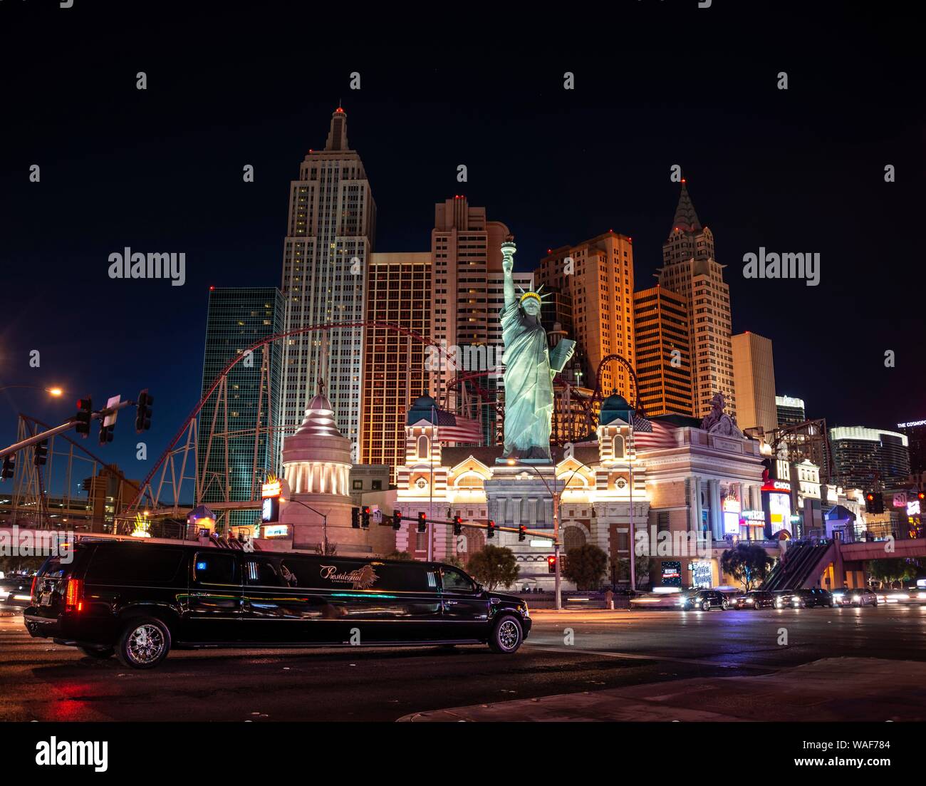 Stretchlimousine vor New York New York Hotel und Kasino in der Nacht, Las Vegas Strip, Las Vegas, Nevada, USA Stockfoto