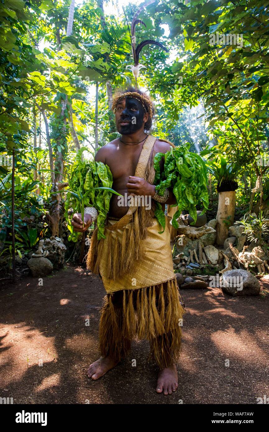 Traditionelle gekleideter Mann mit schwarzen Gesicht im Dschungel, Ekasup Cultural Village, Efate, Vanuatu Stockfoto