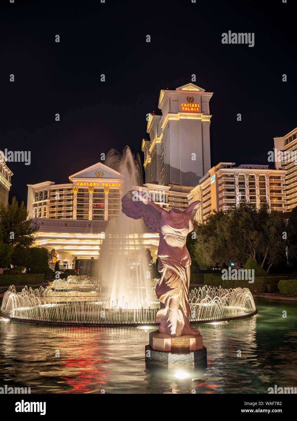 Brunnen und Römische Statue vor dem Hotel und Casino Caesars Palace, Nachtaufnahme, Las Vegas Strip, Las Vegas, Nevada, USA Stockfoto