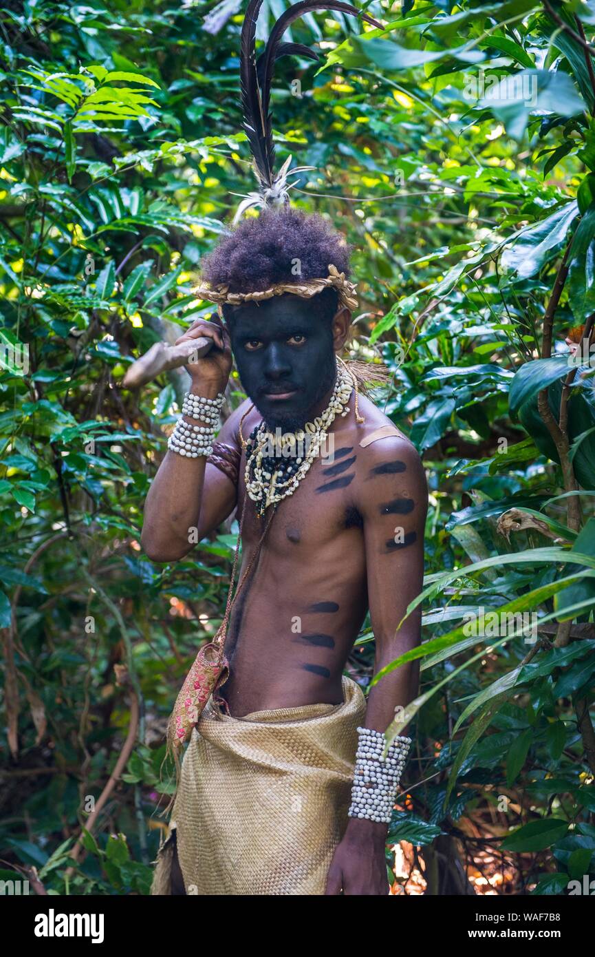 Traditionelle gekleideter Mann mit einem Speer, Ekasup Cultural Village, Efate, Vanuatu Stockfoto