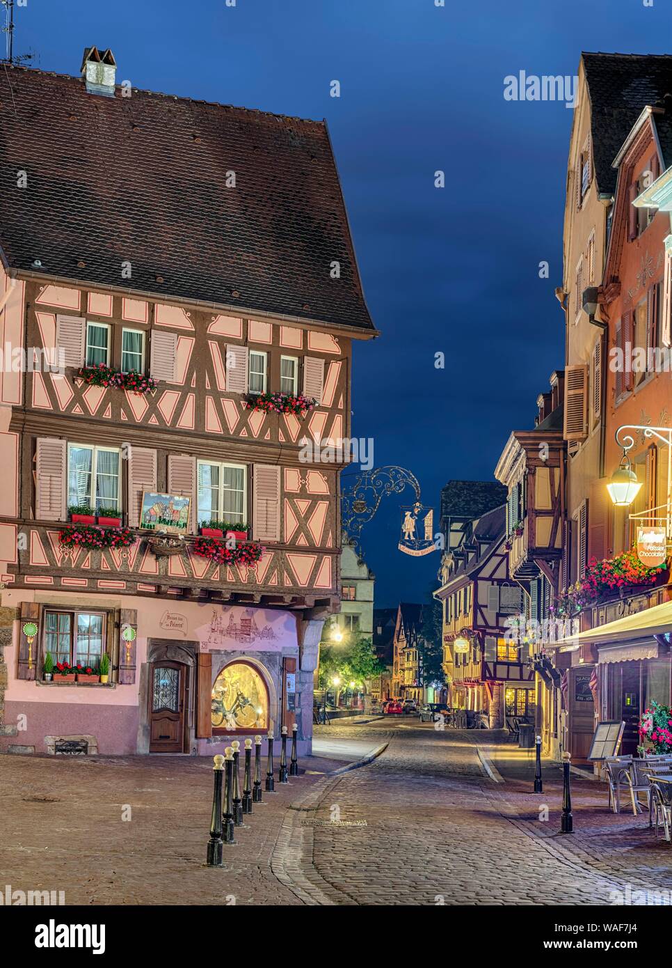 Atmosphäre am Abend, Gasse mit historischen Häusern, Colmar, Elsass, Frankreich Stockfoto