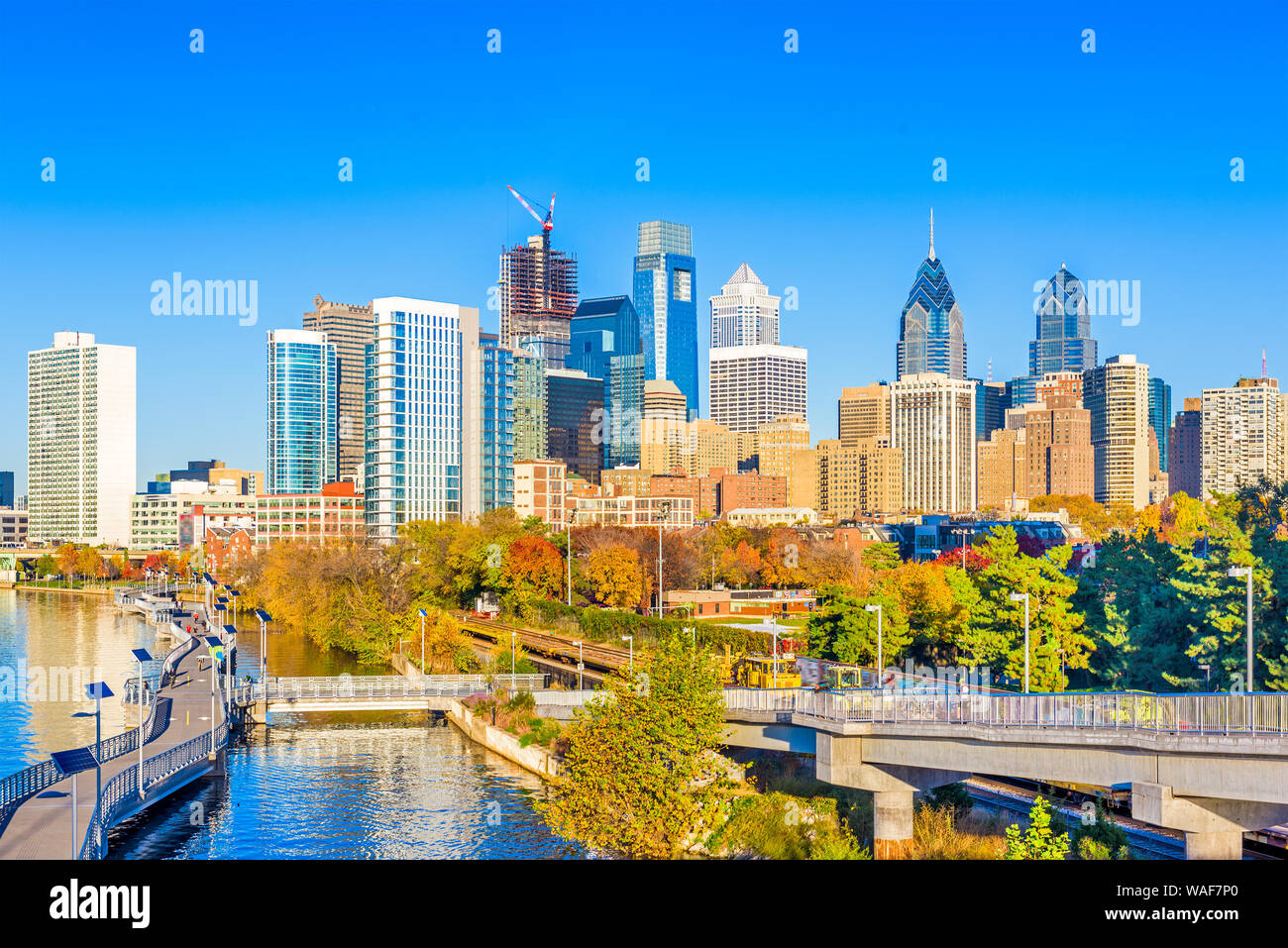 Philadelphia, Pennsylvania, USA Downtown Skyline in der Dämmerung auf der Schuylkill River. Stockfoto