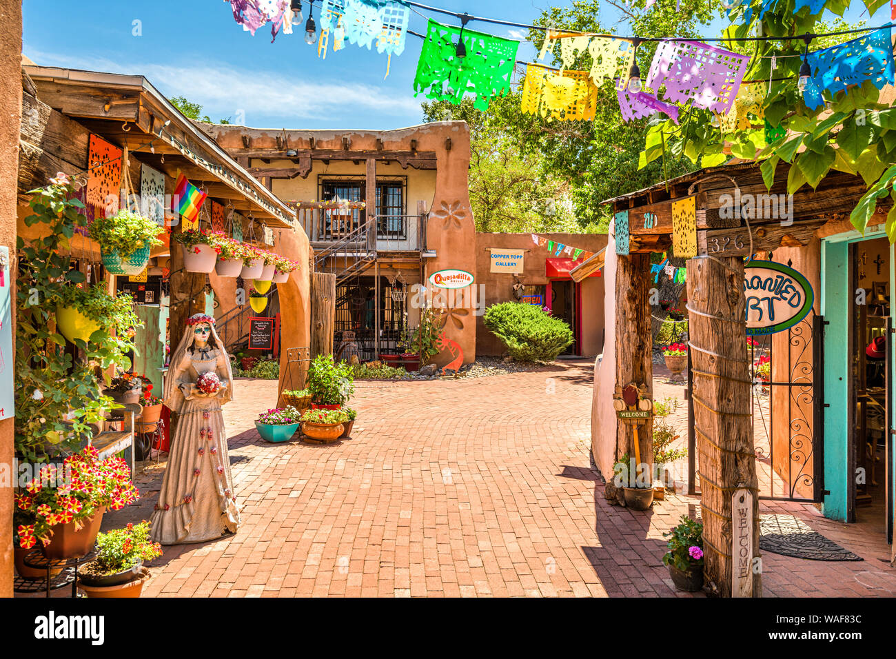 ALBUQUERQUE, NEW MEXICO - 29. JUNI 2019: Altstadt, Geschäfte und Restaurants in der Altstadt von Albuquerque. Stockfoto