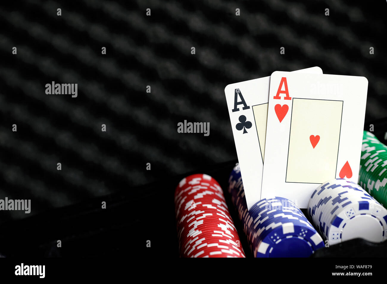 Zwei Asse Spielkarten aufrecht auf der Oberseite des Poker Chips Stockfoto