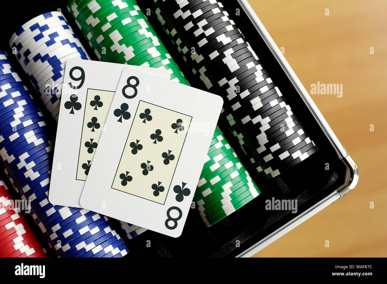 Zwei Karten auf der Oberseite des Poker Chips Stockfoto