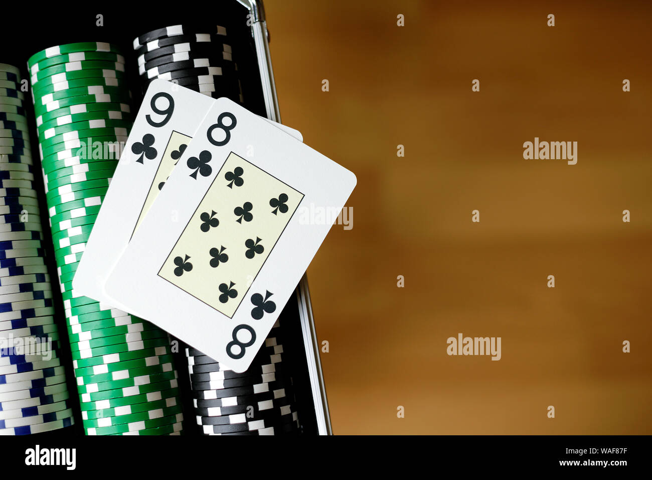 Zwei Karten auf dem Stapel von Poker Chips Stockfoto