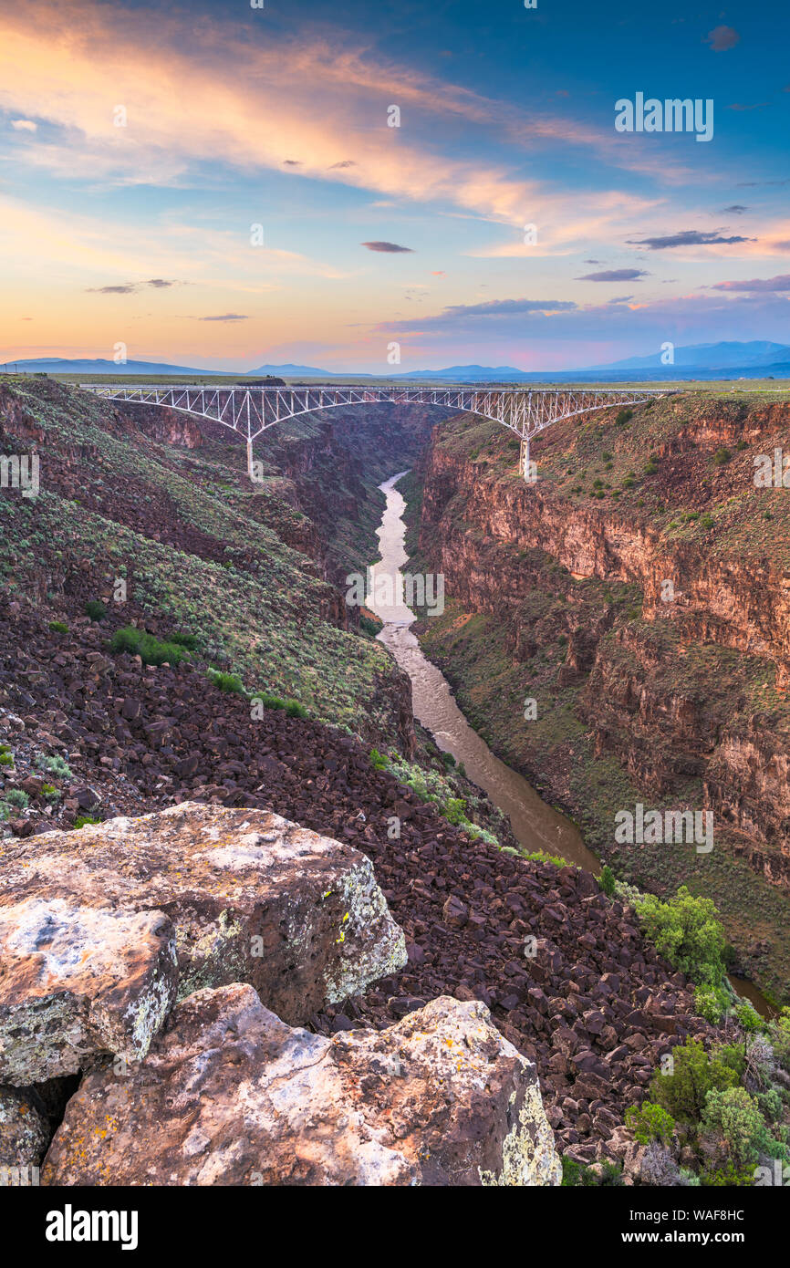 Taos, New Mexico, USA am Rio Grande Schlucht Brücke über den Rio Grande in der Abenddämmerung. Stockfoto