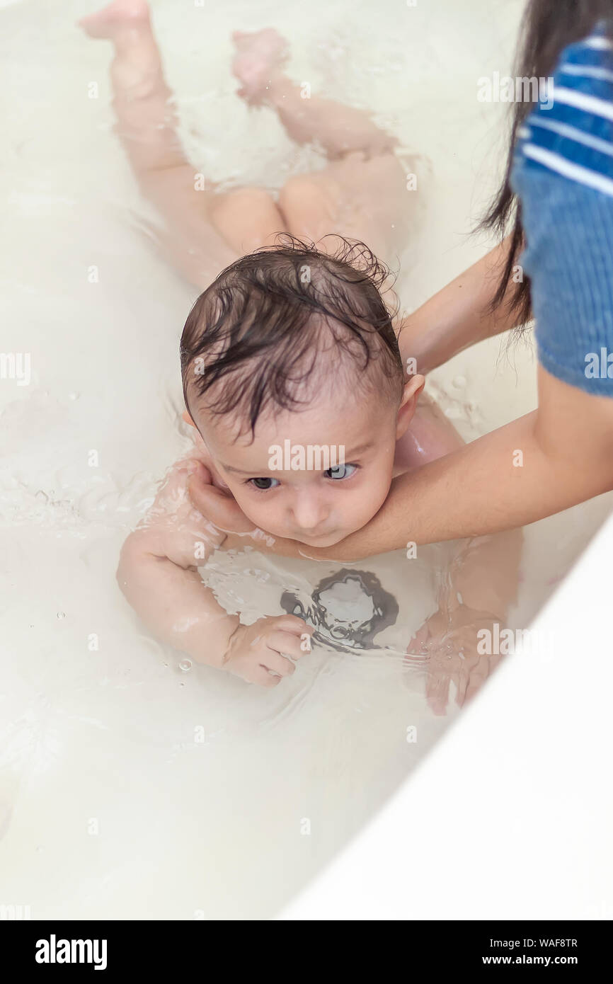 Junge Mutter Haare waschen ist ihr baby boy im Bad. 1 Jahr alten Kind in  der Badewanne. Die Mutter ihr Baby baden Stockfotografie - Alamy