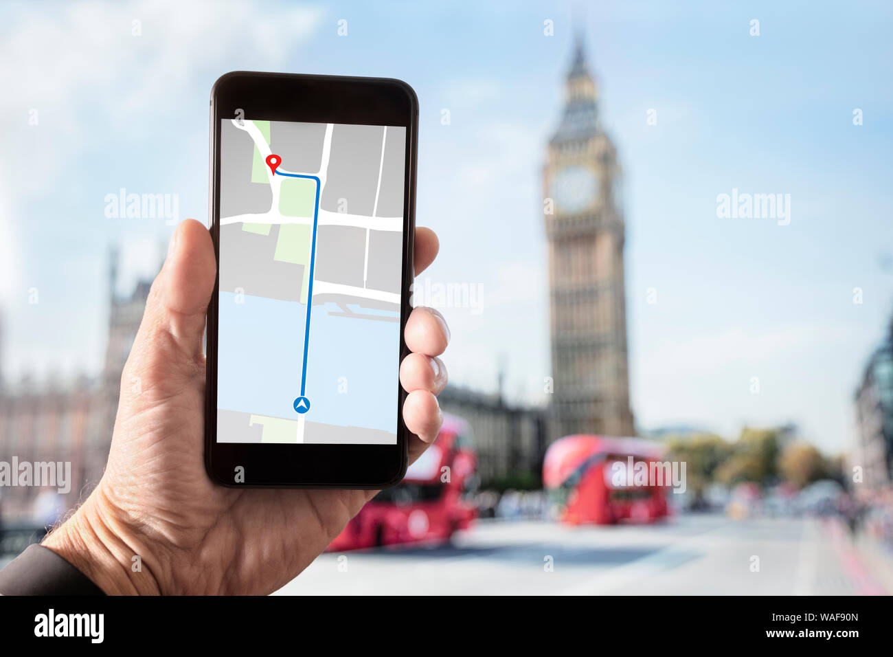 Hand Smartphone mit Karte auf dem Bildschirm in London vor Big Ben und die Houses of Parliament in Westminster Bridge Stockfoto
