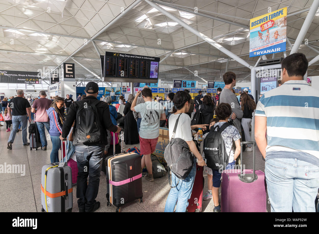 LONDON - August 7, 2019: Masse der Leute am Flughafen Terminal in London Stansted Stockfoto