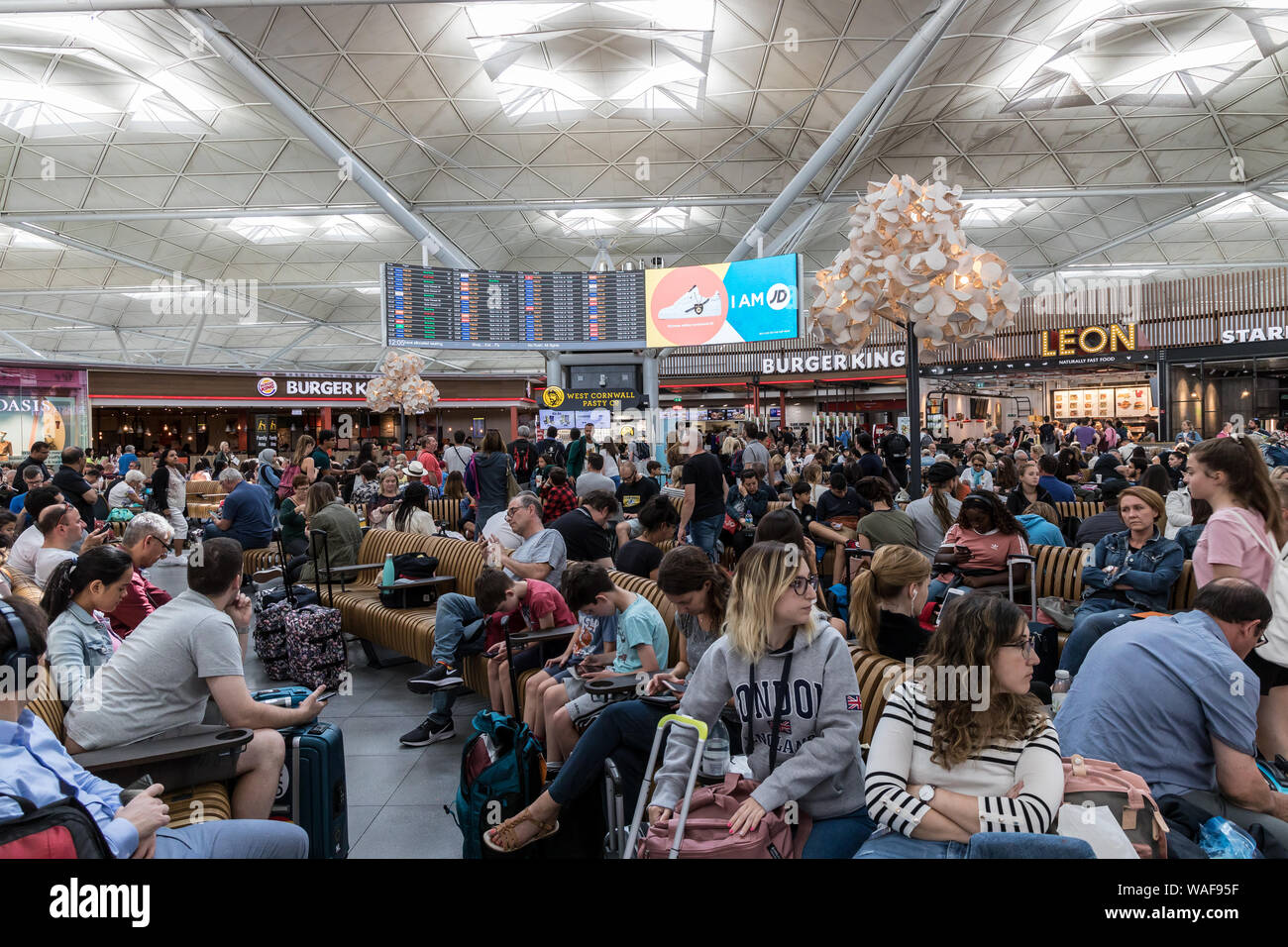 LONDON - August 7, 2019: Masse der Leute am Flughafen Terminal in London Stansted Stockfoto