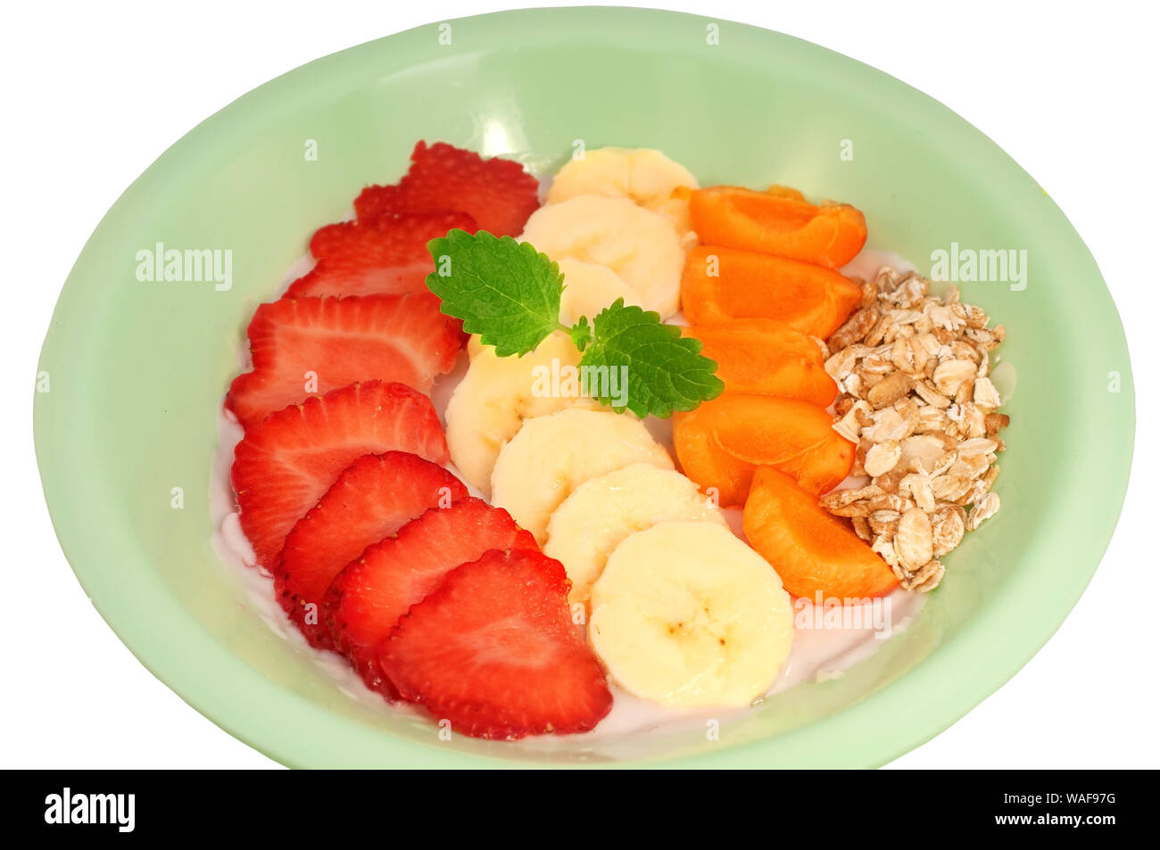 Asai-Schüssel in einen Teller mit Obst und Joghurt auf weißem Hintergrund  Stockfotografie - Alamy