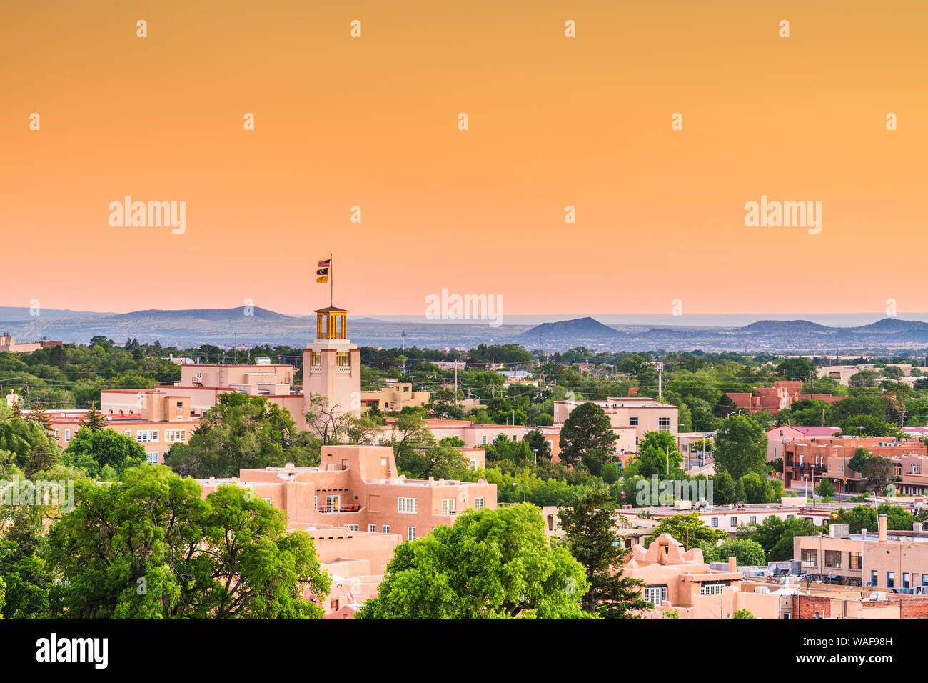 Santa Fe, New Mexico, USA Downtown Skyline in der Dämmerung. Stockfoto