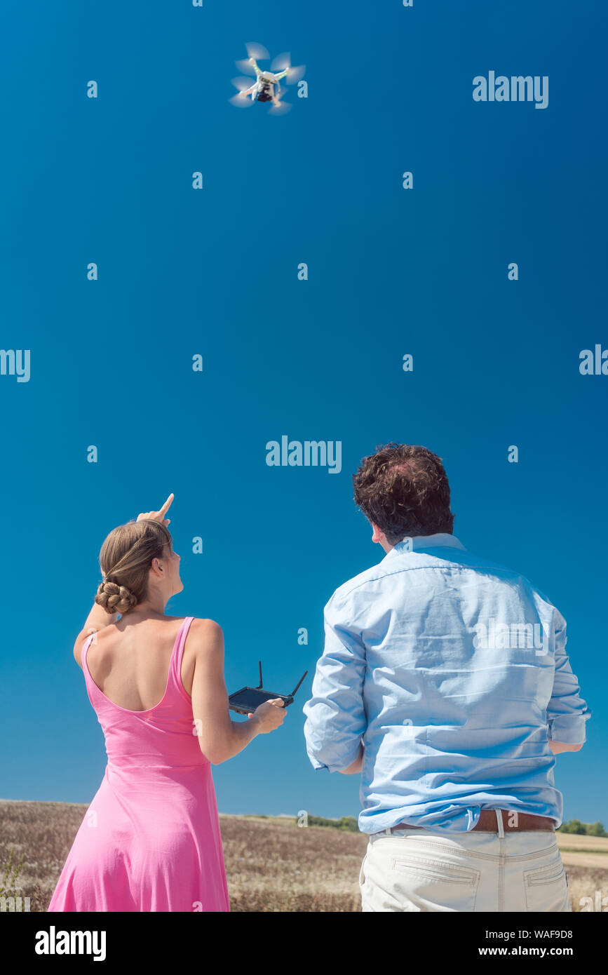 Team von drone Operatoren arbeiten zusammen Stockfoto