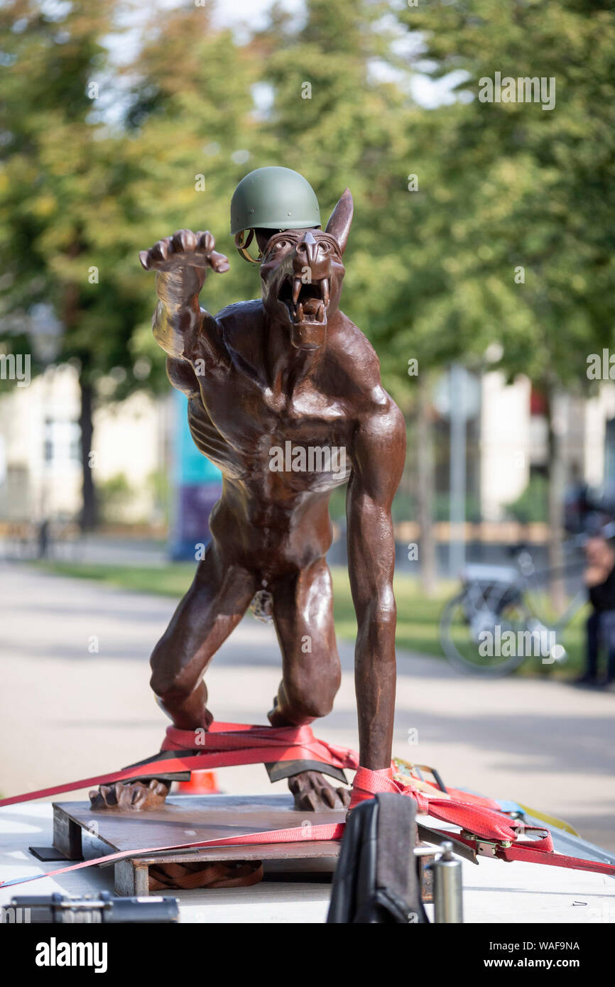 Potsdam, Deutschland. 20 Aug, 2019. Ein wolf Skulptur mit Hitlers Begrüßung mit Helm eines Soldaten von dem Bildhauer Rainer Opolka auf einem Anhänger vor dem Sitz der AfD Brandenburger Landesverband steht. Der Kunststoff hatte Opolka, dem nationalen Amt angetrieben. Opolka und Publizistin Lea Rosh vorgestellt Spruchbänder mit Parolen wie "AfD - keine Alternative für Brandenburg" und "Rassisten nicht im Landtag' angehören. Die Aktion endete nach zwei Stunden. Credit: Christoph Soeder/dpa/Alamy leben Nachrichten Stockfoto