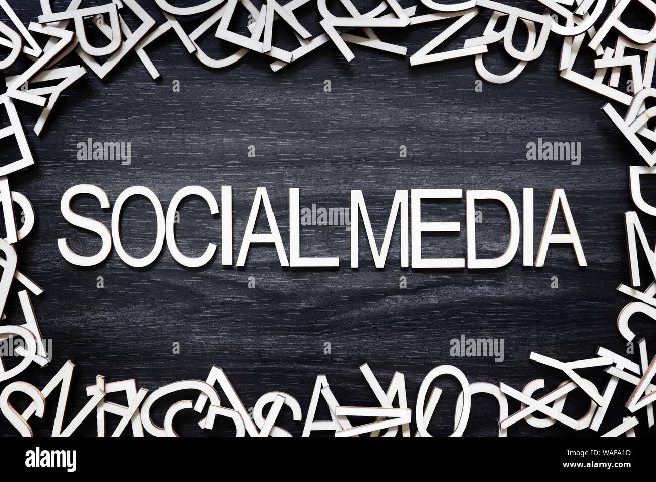 Social Media Holz Buchstaben auf dem Schwarzen Brett Stockfoto
