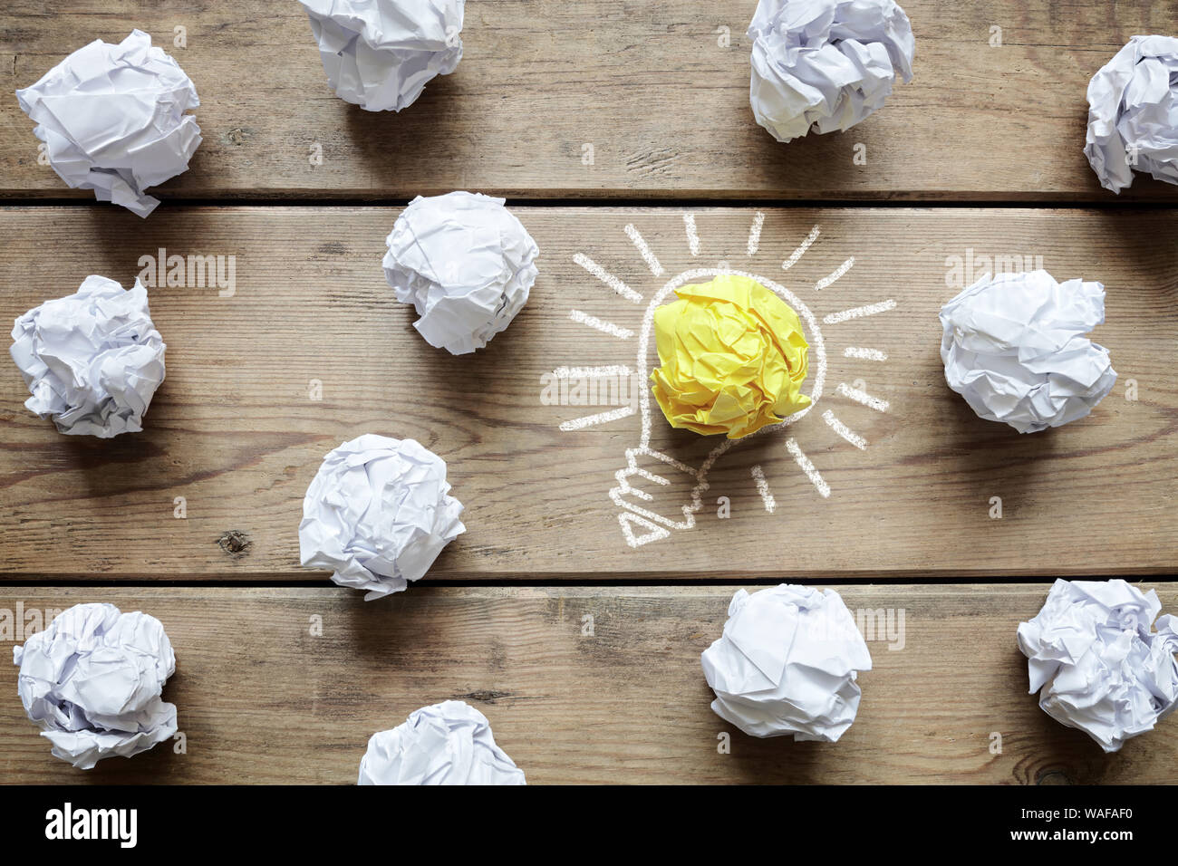 Inspiration-Konzept zerknittertes Papier Glühbirne Metapher für gute Idee Stockfoto