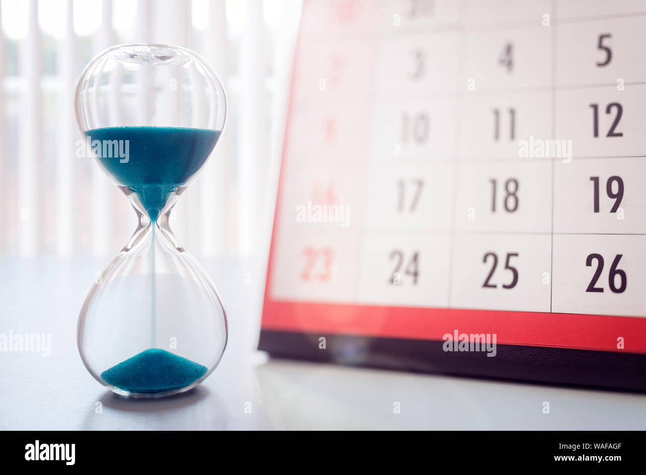 Hour Glass und Kalender Konzept zur Zeit rutscht weg für wichtige Termin, Zeitplan und Ablauf der Frist Stockfoto
