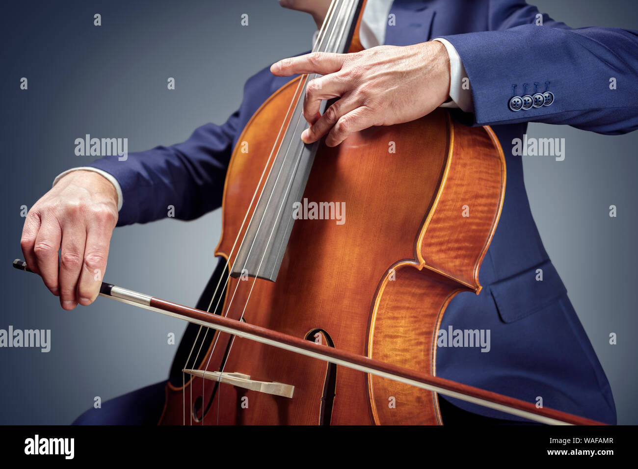 Cello player oder Cellist im Orchester isoliert durchführen Stockfoto
