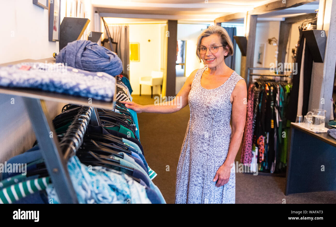 Hitzacker, Deutschland. 01. Juli, 2019. Birgit Holsten steht in Ihrem Shop und ist eine der sogenannten Iselkaufkaufrauen in der Altstadt von Hitzacker. Die Altstadt von Hitzacker liegt an der Elbe, eingerahmt von zwei Armen der kleinen Jeetzel. Aber die scheinbar idyllische Lage hat nicht nur wiederholt gefährdet die Gegend als die Stadt Insel bekannt. Die Altstadt wurde durch Überschwemmungen mehrmals getroffen, das letzte Mal es überschwemmt wurde im Jahr 2006. Credit: Philipp Schulze/dpa/Alamy leben Nachrichten Stockfoto