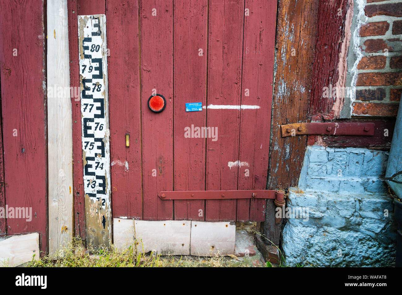 Hitzacker, Deutschland. 01. Juli, 2019. An einem Haus in der Altstadt von Hitzacker, eine weiße Linie wird gemalt, in dem die Flut im April 2006. Die Altstadt von Hitzacker liegt an der Elbe, eingerahmt von zwei Armen der kleinen Jeetzel. Aber die scheinbar idyllische Lage hat nicht nur wiederholt gefährdet die Gegend als die Stadt Insel bekannt. Die Altstadt wurde durch Überschwemmungen mehrmals getroffen, das letzte Mal es überschwemmt wurde im Jahr 2006. Credit: Philipp Schulze/dpa/Alamy leben Nachrichten Stockfoto