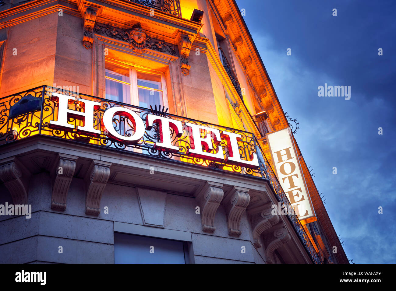 Beleuchtete Hotels unterzeichnen in Paris bei Nacht Konzept für Urlaub Unterkunft und Business Travel Stockfoto