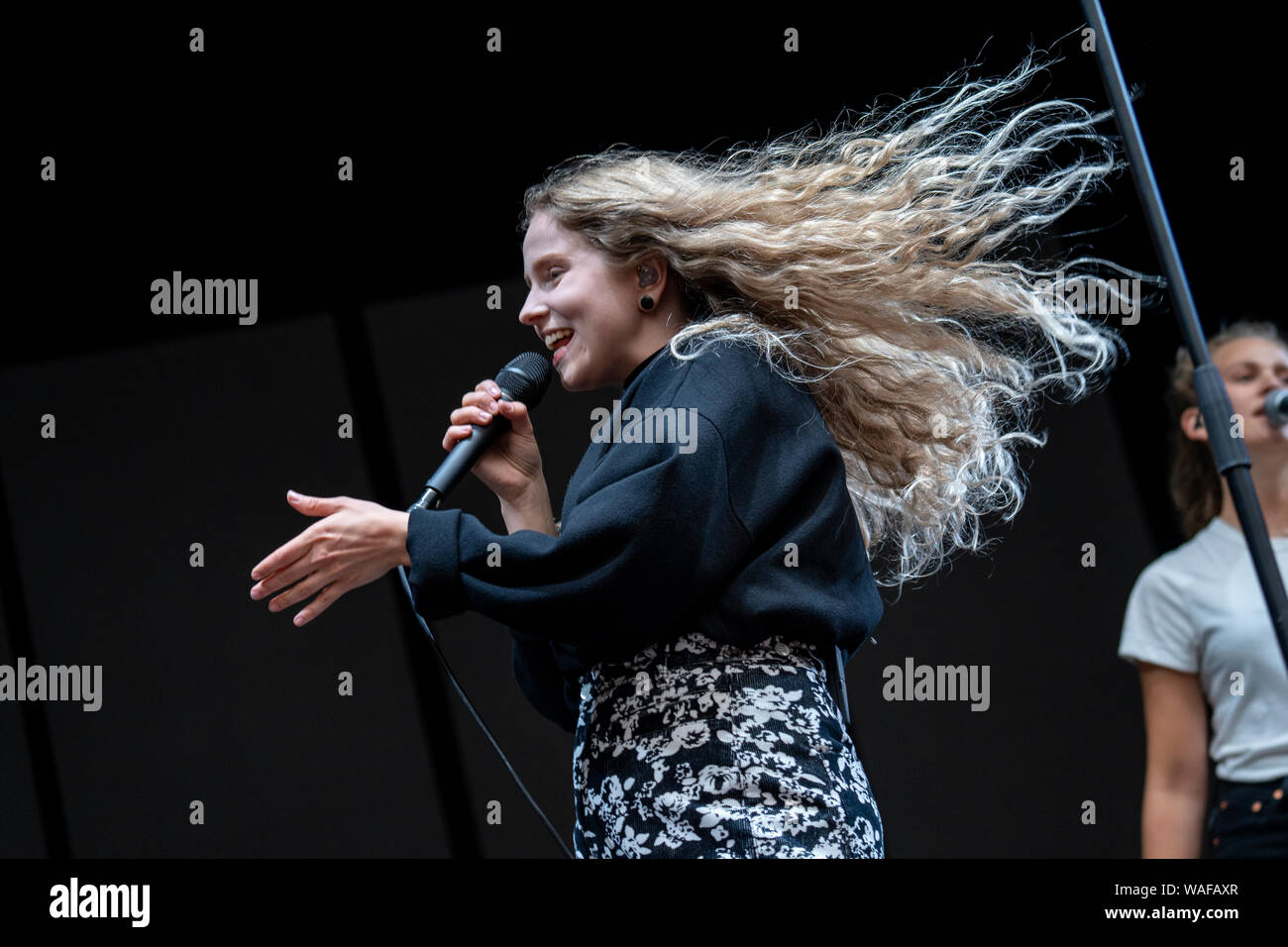 Bergen, Norwegen. 16., August 2019. Die norwegische Sängerin und Songwriterin Moyka führt ein Live Konzert in Plenen in Bergen. (Foto: Gonzales Foto - Jarle H. Moe). Stockfoto