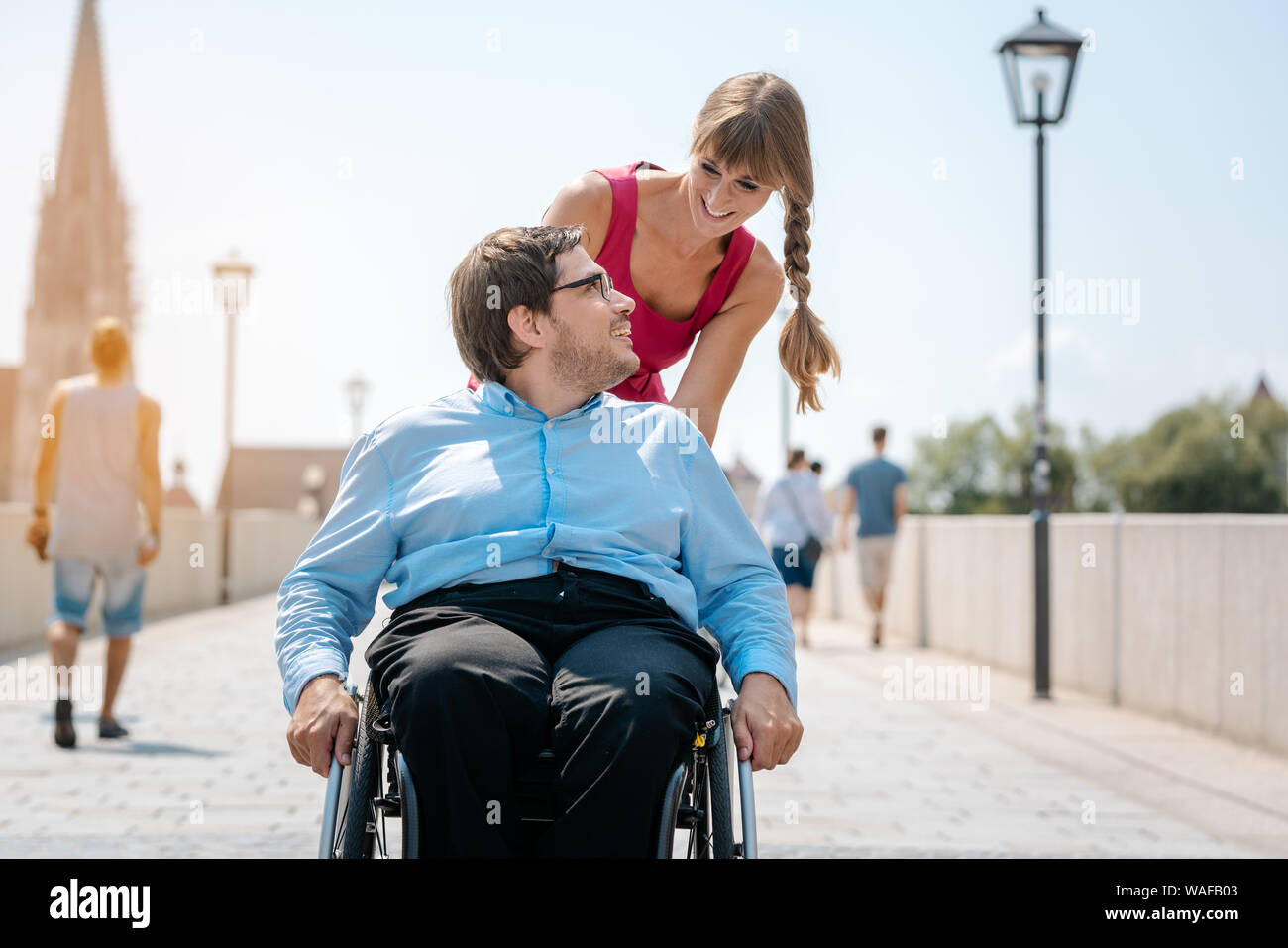 Frau und behinderte Menschen einen Spaziergang Stockfoto