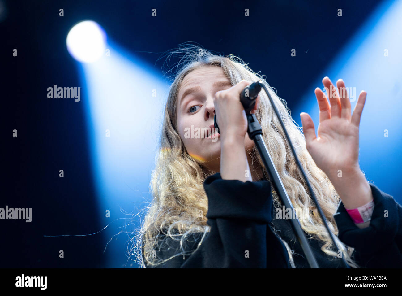 Bergen, Norwegen. 16., August 2019. Die norwegische Sängerin und Songwriterin Moyka führt ein Live Konzert in Plenen in Bergen. (Foto: Gonzales Foto - Jarle H. Moe). Stockfoto