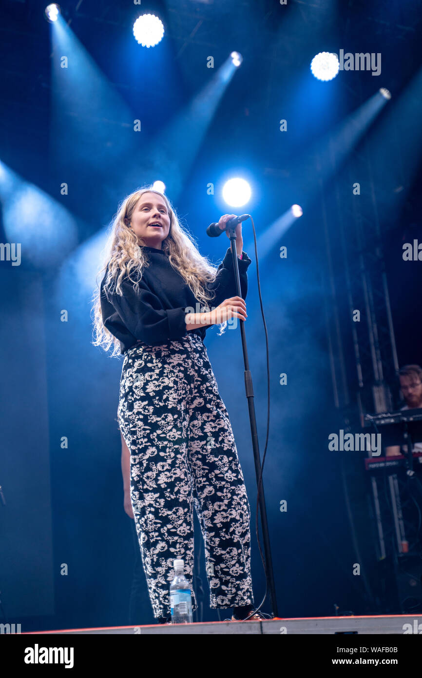 Bergen, Norwegen. 16., August 2019. Die norwegische Sängerin und Songwriterin Moyka führt ein Live Konzert in Plenen in Bergen. (Foto: Gonzales Foto - Jarle H. Moe). Stockfoto