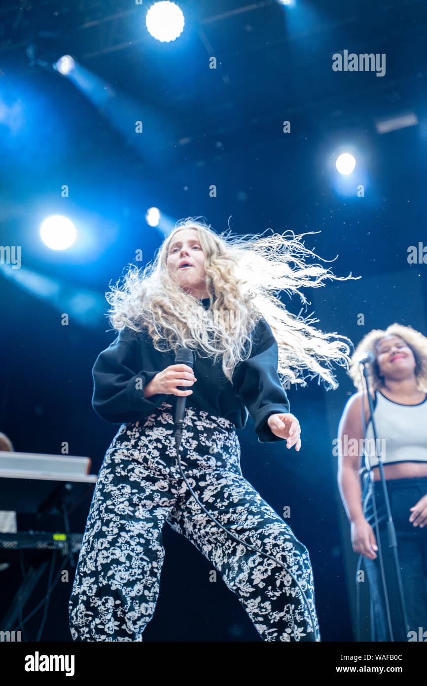 Bergen, Norwegen. 16., August 2019. Die norwegische Sängerin und Songwriterin Moyka führt ein Live Konzert in Plenen in Bergen. (Foto: Gonzales Foto - Jarle H. Moe). Stockfoto