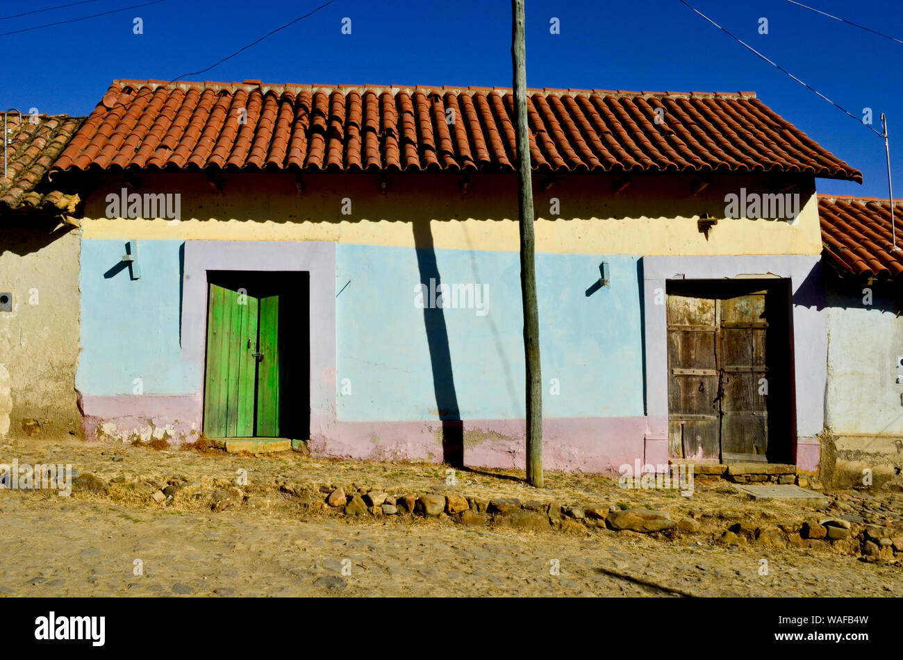 Bunte Häuser bei Sonnenuntergang in Totora, kleine Stadt von Bolivien Stockfoto