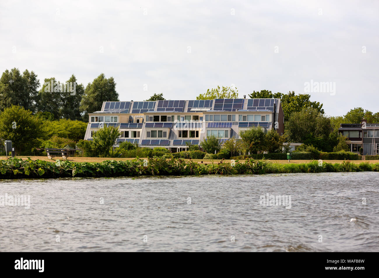 Erzeugung elektrischer Energie durch Solarzellen auf dem Dach der 6 Häuser in Leiden in den Niederlanden. Stockfoto