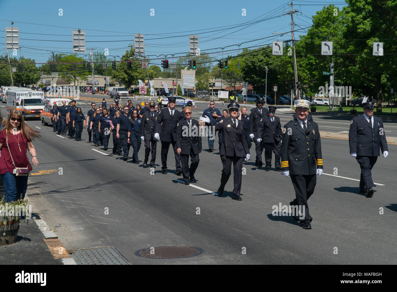 Long Island, NY - ca. 2019: Memorial Day Parade Feier, EMS und Feuerwehrleute März in Uniform down Street USA Wehrdienst in Summe zu Ehren Stockfoto
