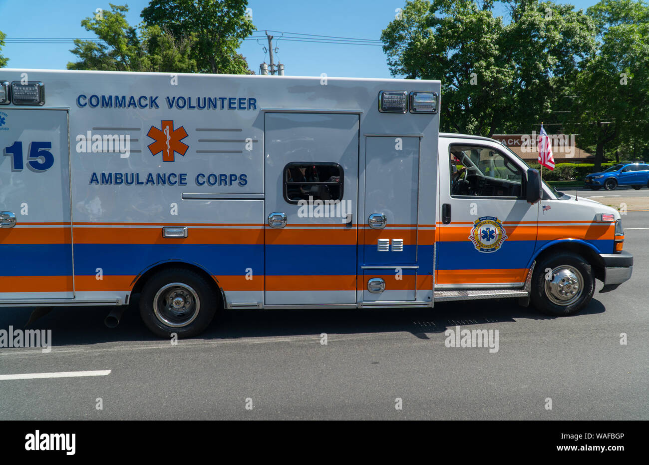 Long Island, NY - ca. 2019: Örtliche freiwillige Rettungswagen hetzen, um zu Notfall besetzt Vorstadtstraße medizinische Hilfe und Unterstützung zu bieten Stockfoto