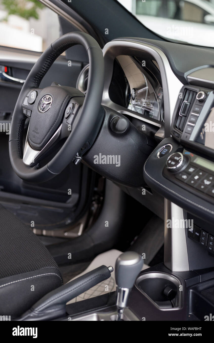 Russland, Izhevsk - Juli 18, 2019: Toyota Showroom. Innenraum der neuen modernen RAV 4 25-jähriges Jubiläum. Jubiläumsausgabe. 25 Jahre seit der Veröffentlichung der Fir Stockfoto