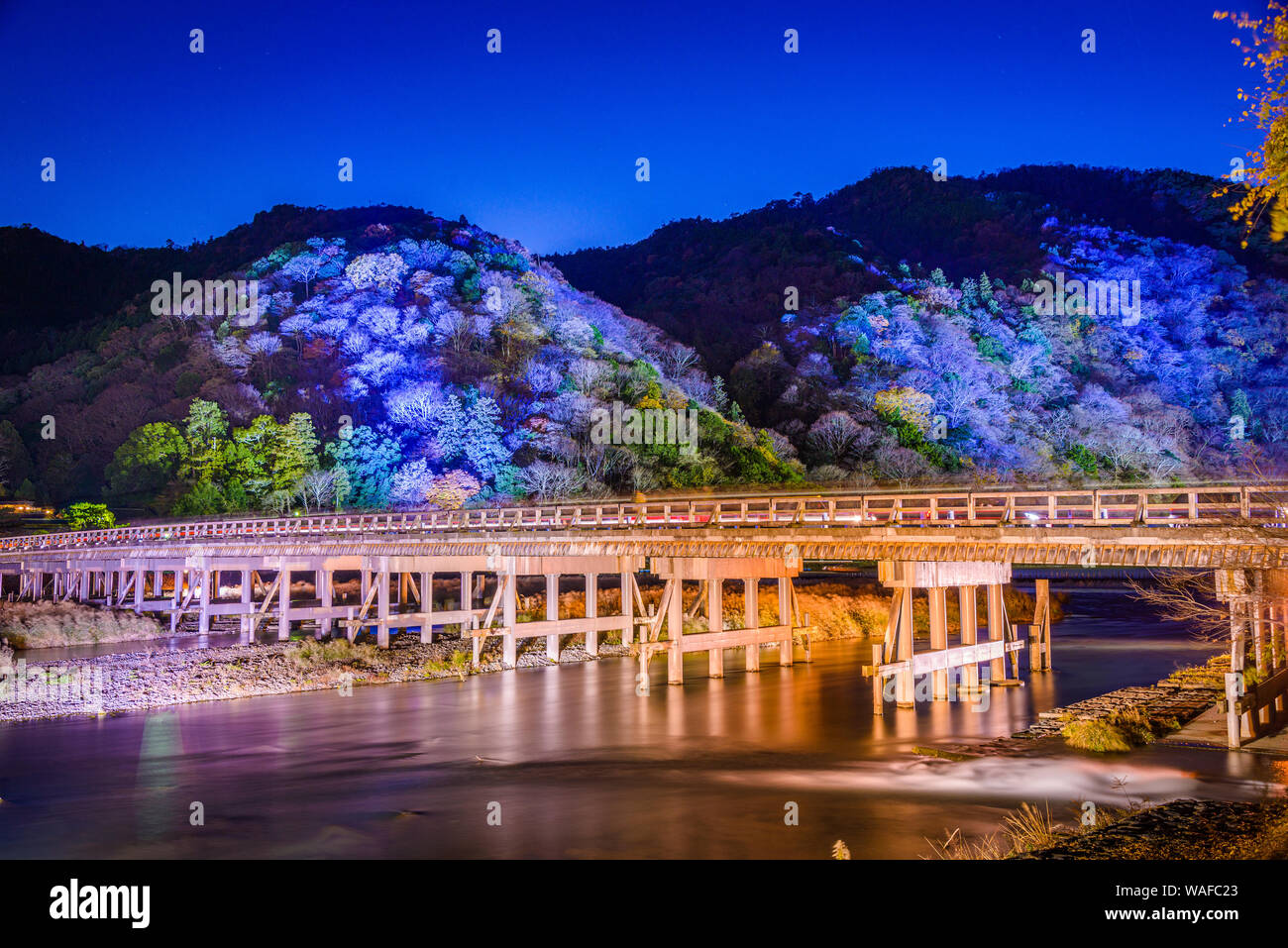 Arashiyama, Kyoto, Japan an der Togetsukyo Bridge während der jährlichen Herbst Leuchten. Stockfoto