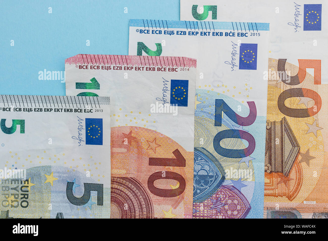 Währung Euro cash Banknoten Geld blauer Hintergrund Stockfoto