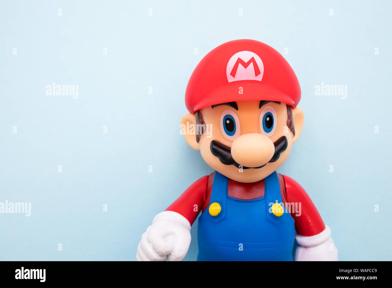 LONDON - Juli 31, 2019: Super Mario Nintendo video game Character auf blauem Hintergrund Stockfoto