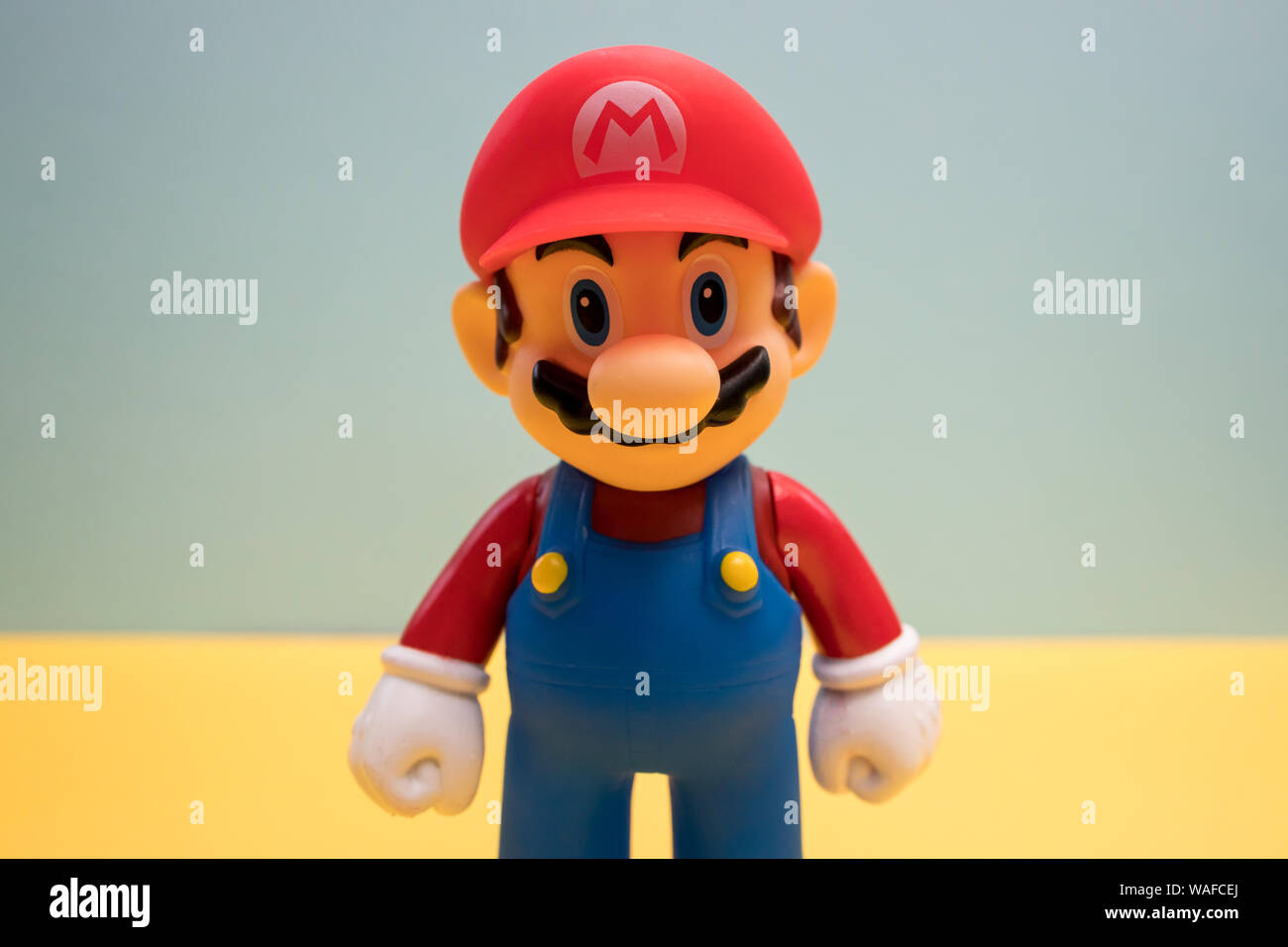 LONDON - Juli 31, 2019: Super Mario Nintendo video game Zeichen auf gelbem Hintergrund Stockfoto