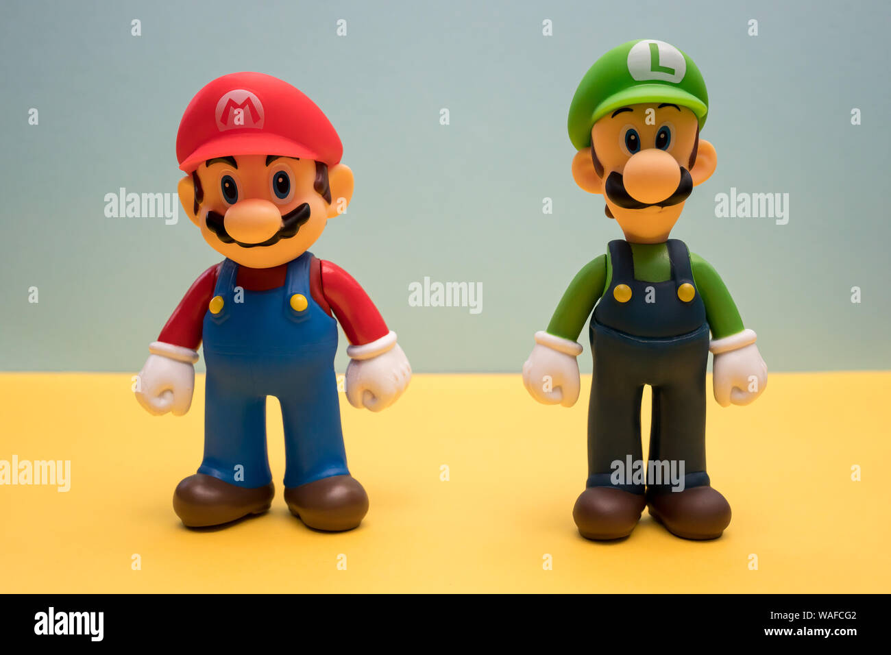 LONDON - Juli 31, 2019: Super Mario Luigi Nintendo video game Zeichen auf gelbem Hintergrund Stockfoto