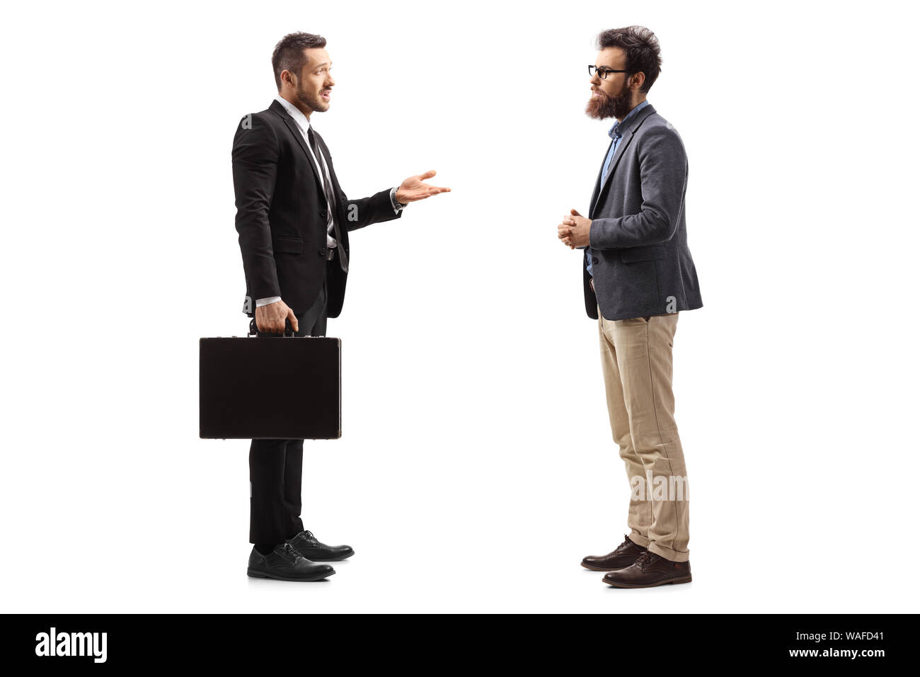 Volle Länge Profil Schuß eines junge Unternehmer mit einem Koffer zu erklären, ein bärtiger Mann auf weißem Hintergrund Stockfoto