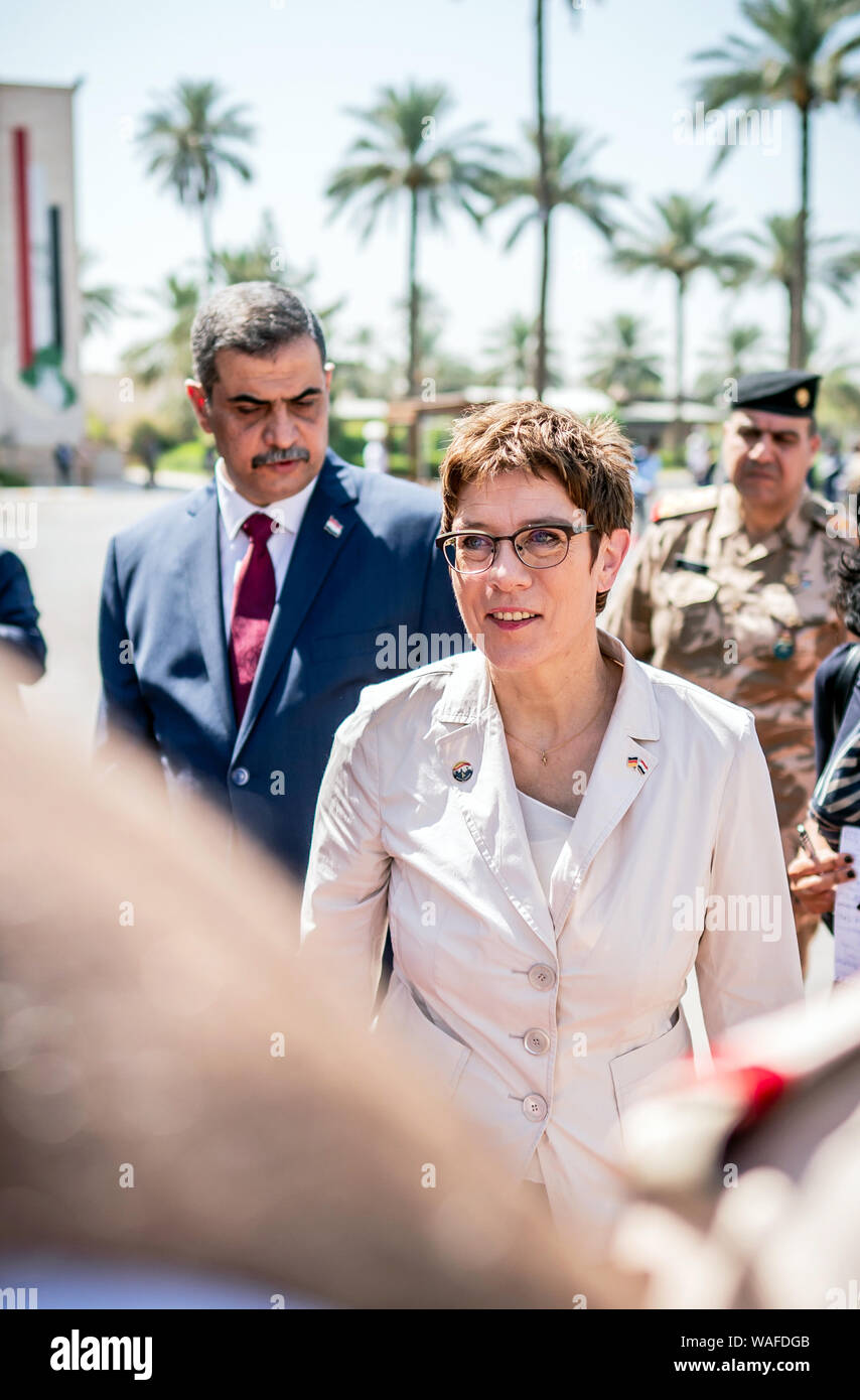 Bagdad, Irak. 20 Aug, 2019. Annegret Kramp-Karrenbauer (CDU), Minister für Verteidigung, Spaziergänge neben ihrem Gegenstück, der irakischen Minister für Verteidigung, Al-Shammari am Empfang mit militärischen Ehren vor shammari Office. Der Minister und CDU-Chefin ist die Durchführung von politischen Gesprächen in der Hauptstadt Bagdad und ist es, die deutschen Soldaten, die in die Ausbildung lokaler Kräfte im Land beteiligt sind. Quelle: Michael Kappeler/dpa/Alamy leben Nachrichten Stockfoto
