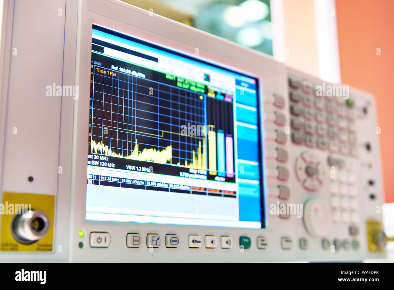 Empfänger für die Messung der elektromagnetischen Feld mit Display Stockfoto
