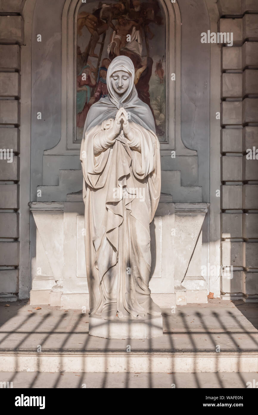 Blutige Statue der Madonna. Starke Konzept von Leid, Geburt, Leben und Tod. Stockfoto