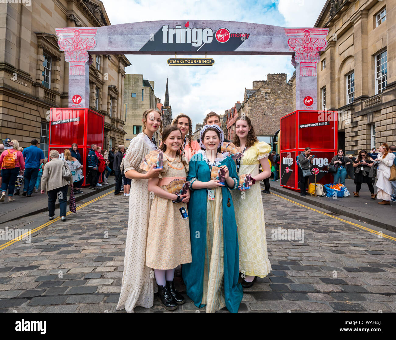 Edinburgh, Schottland, Großbritannien, 20. August 2019. Edinburgh Festival Fringe: Darsteller in historischen Kostümen auf der Royal Mile gekleidet versuchen, Menschen zu ihrer Show namens Sinn & Sinnlichkeit von Jane Austen zu gewinnen Stockfoto