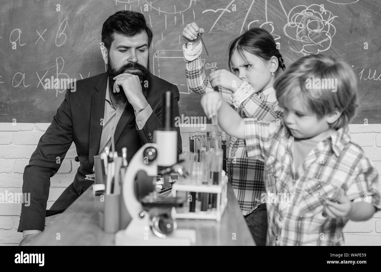 Mikroskop optisches Instrument an der Wissenschaft Klassenzimmer. zurück zu Schule. glückliche Kinder Lehrer. Mit Mikroskop in der Schule Lektion lernen. Die frühe Entwicklung von Kindern. Freundlich Kinder im Labor Stockfoto